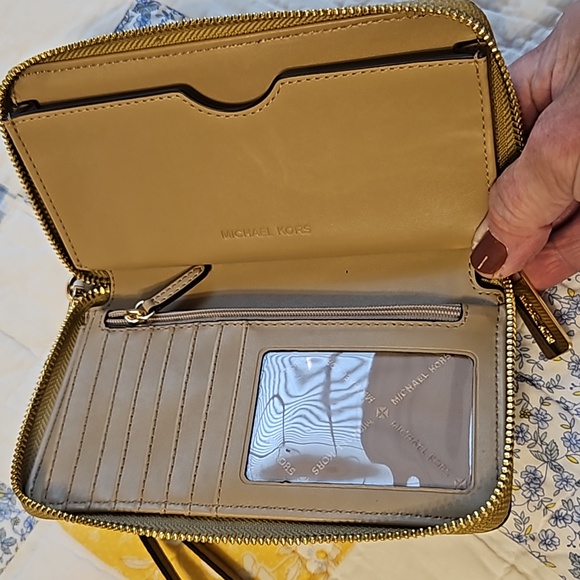 NWOT Tan Michael Kors Phone Wallet/Wristlet - Picture 2 of 3